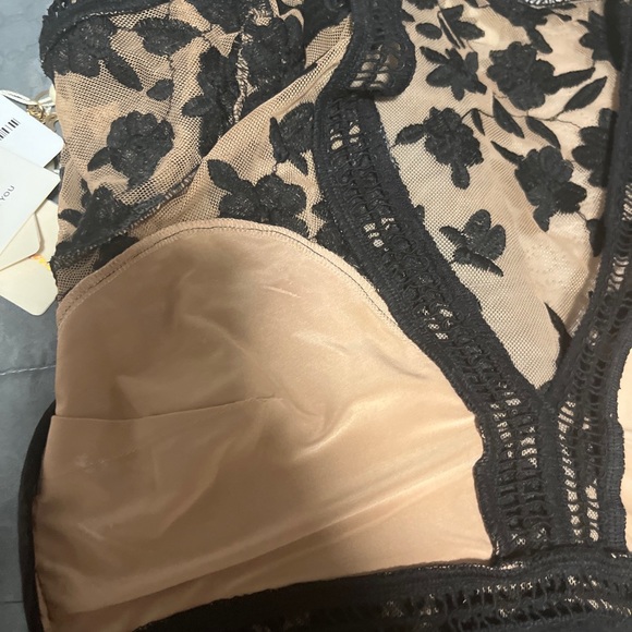 Beautiful set. Very sexy. But very classy. Head turner for sure. Like new. - Picture 4 of 5